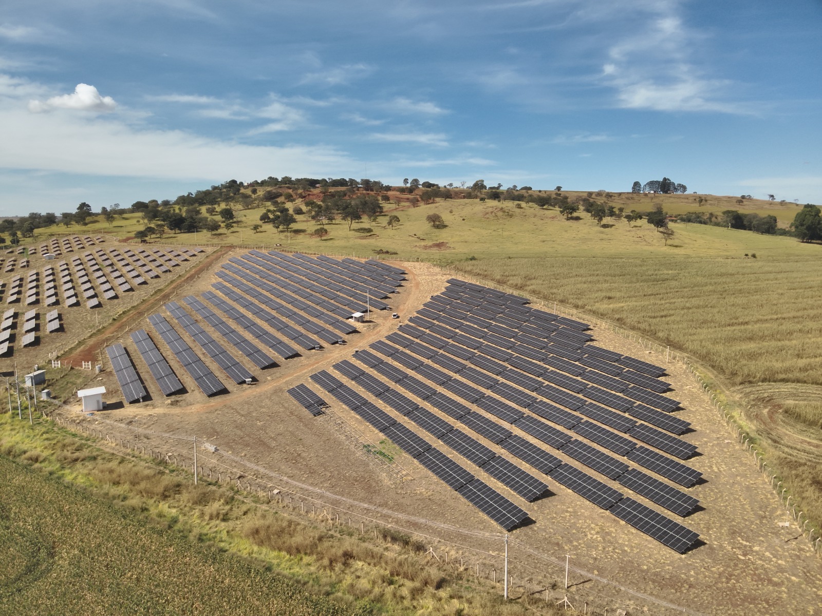 Vista aérea de uma usina solar da Soys entre áreas de plantio